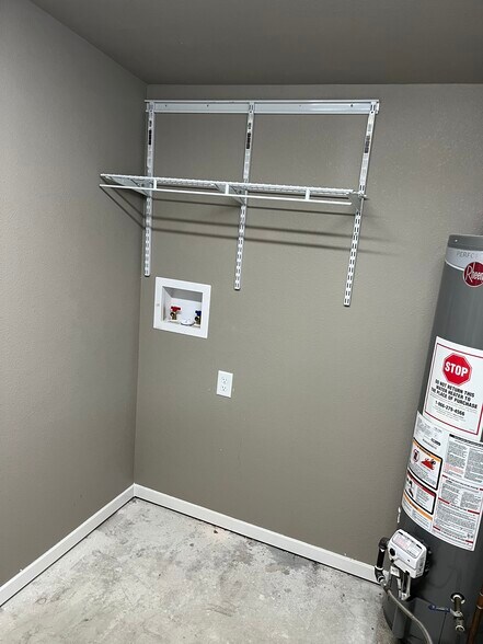 Laundry room - 3517 Swan St