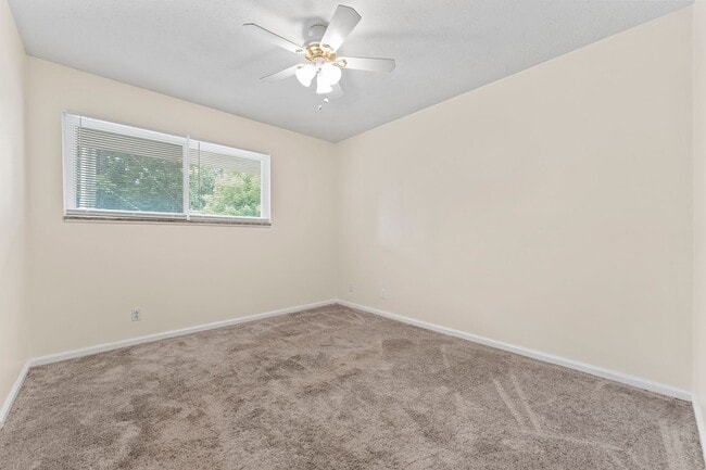 Building Photo - 2 bedroom 1 bath unit for rent in the High...