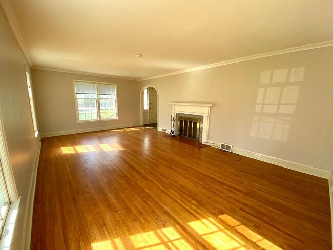 Building Photo - 4 Bedroom House Across the Street from NDS...
