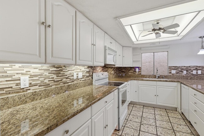 Building Photo - 7814 E MacKenzie Dr