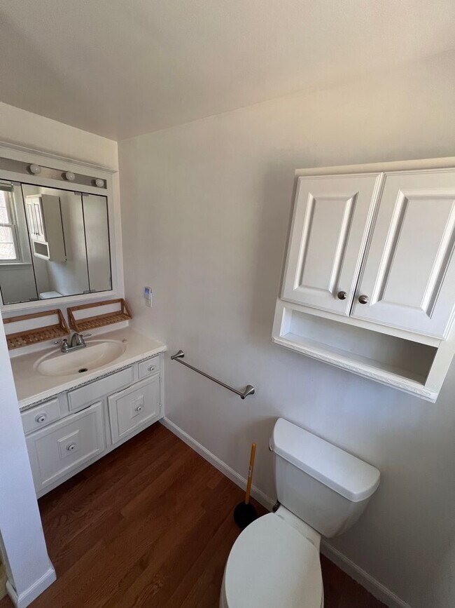 Building Photo - 33 Meadowbrook Dr