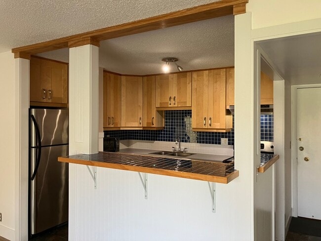 Building Photo - 875 Donner Way