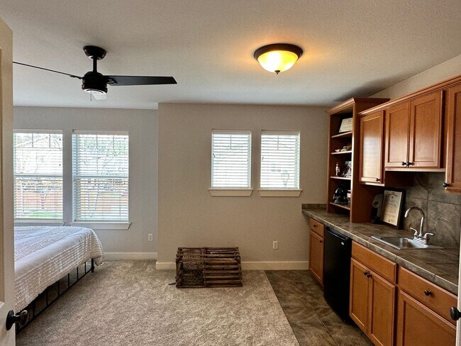 Building Photo - 7731 McKinley Loop NE