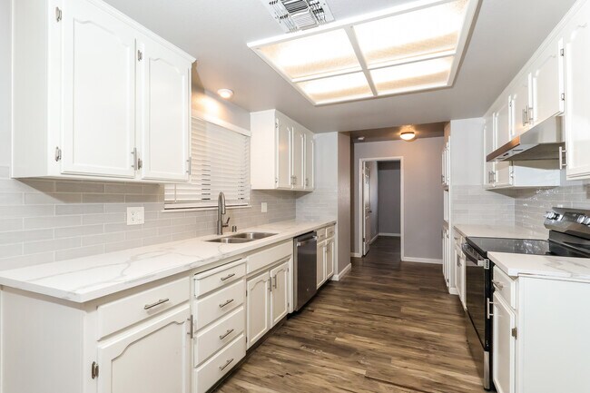 Building Photo - 1497 Claremont Dr