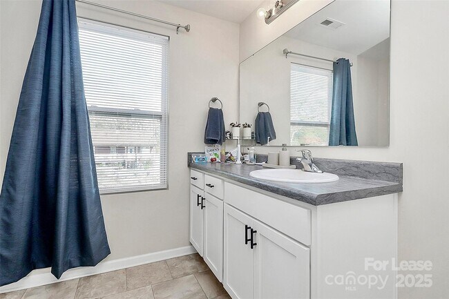 Building Photo - 409 Kickapoo Ave