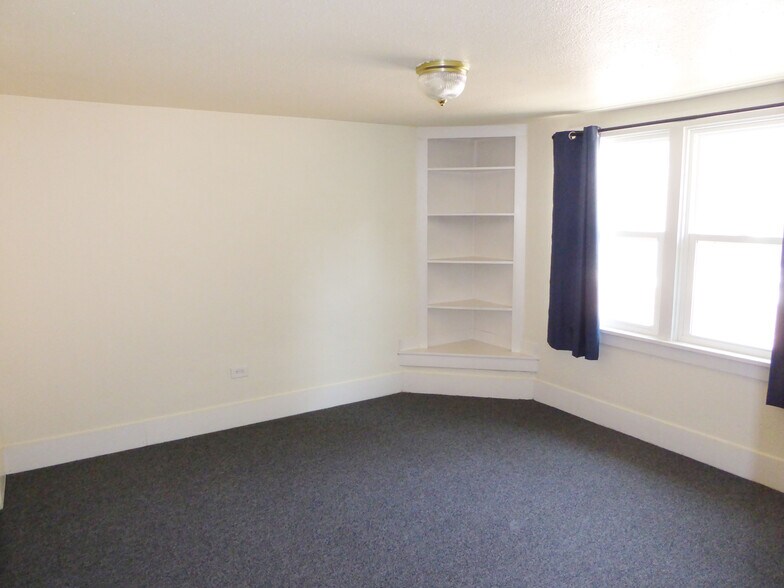 Building Photo - 327 S Sherwood St