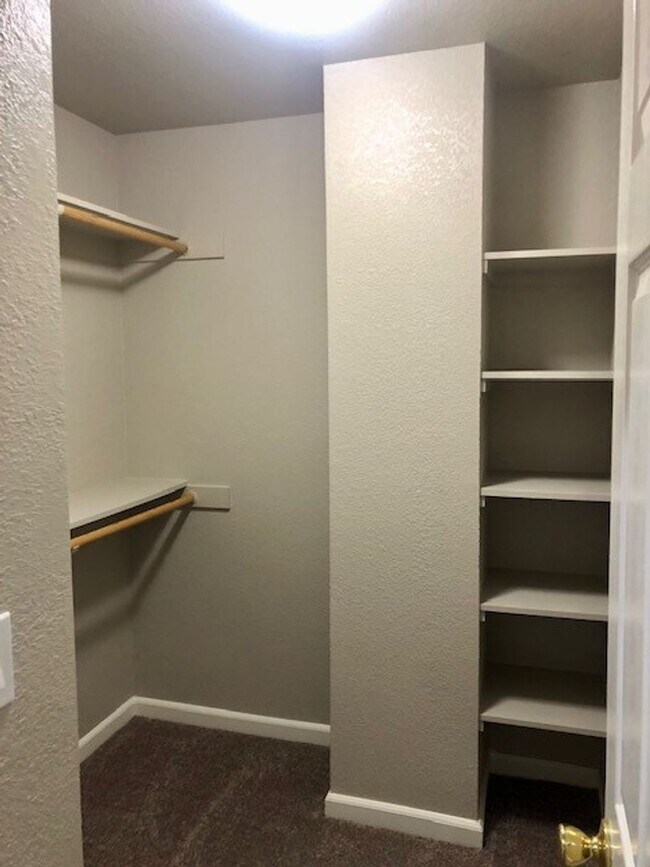 Building Photo - Spacious and beautiful 3 bedroom 2.5 bath ...
