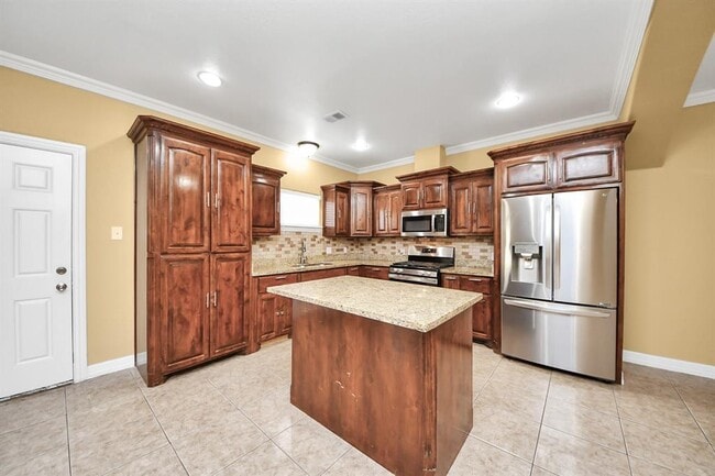 Building Photo - 11643 Antoine Dr