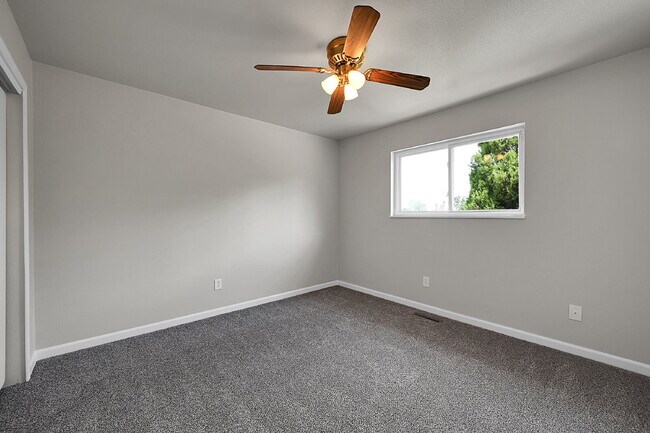 Building Photo - $1,850, 4 bed, 2 bath, located on Colorado...