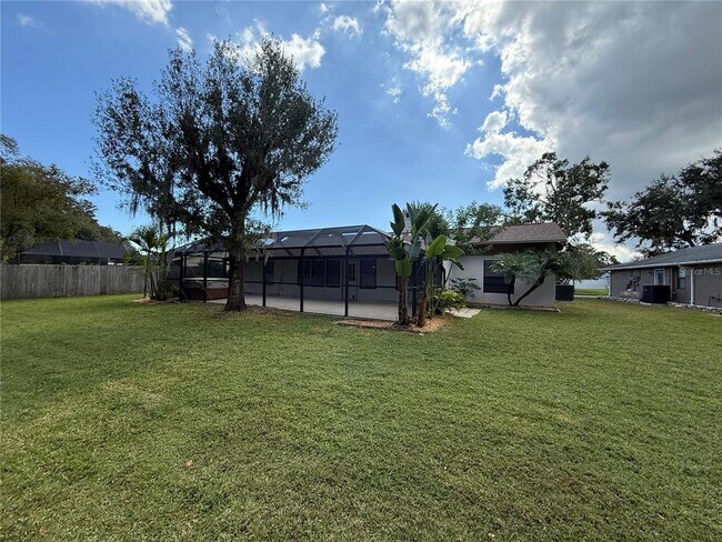 Building Photo - 525 Lakeview Dr