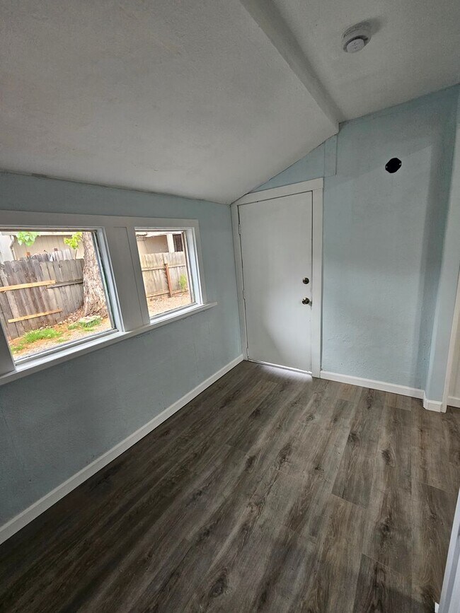 Building Photo - 2502001