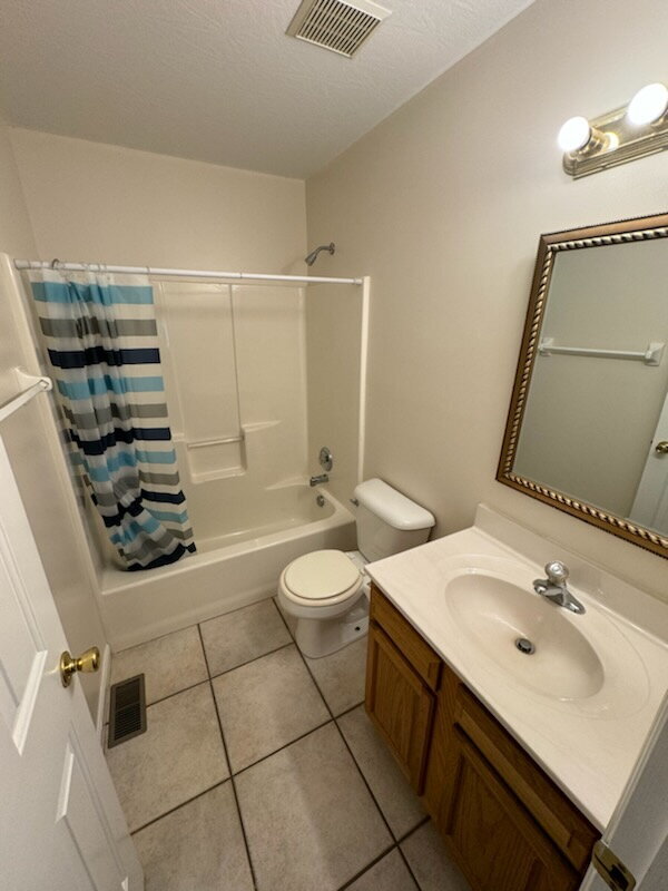 Building Photo - Beautiful 3 Bedroom Apartment