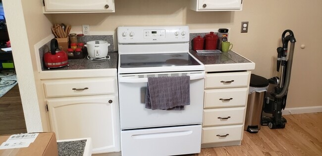 Building Photo - Excellent 3 Bed/2.5 Bath Mountain Shadows Town-home / Water Included, Co-Signor OK, Pets Considered