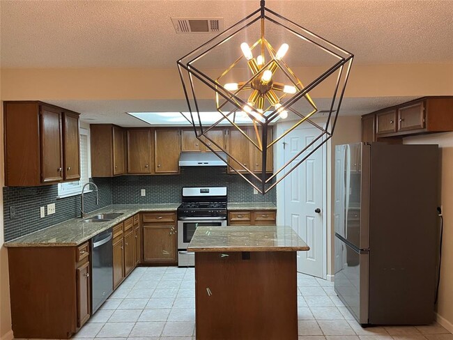 Building Photo - 1205 Doonesbury Dr