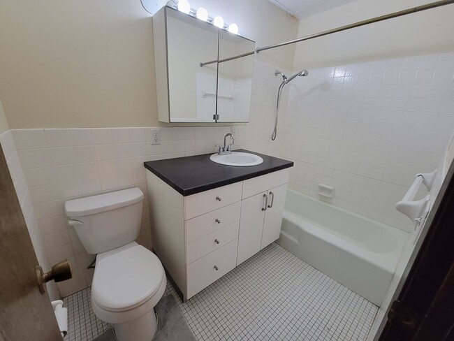 Building Photo - Newly Updated 1 Br/1 Ba Condo w/Hdwd Flrs,...