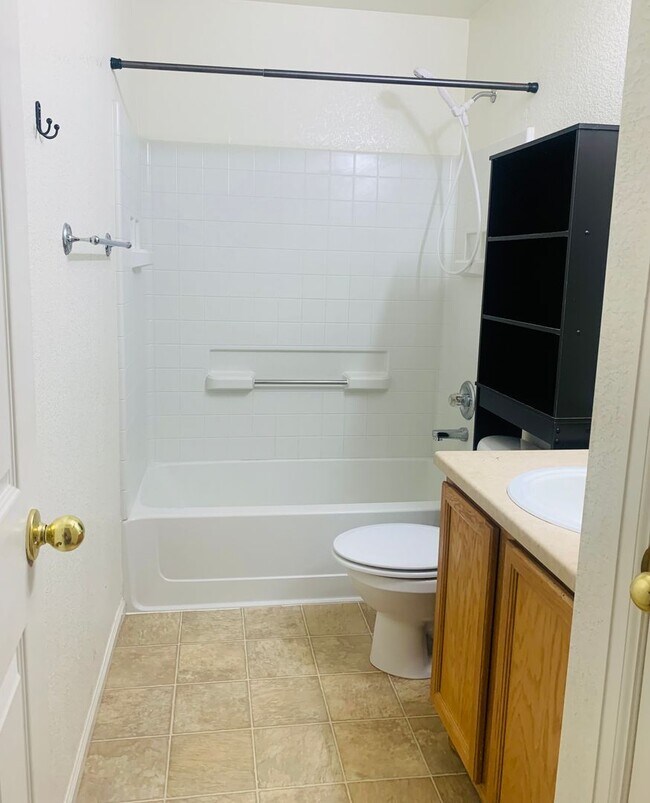 Building Photo - 3 Bedroom 2 Bathroom Townhome Close to DIA