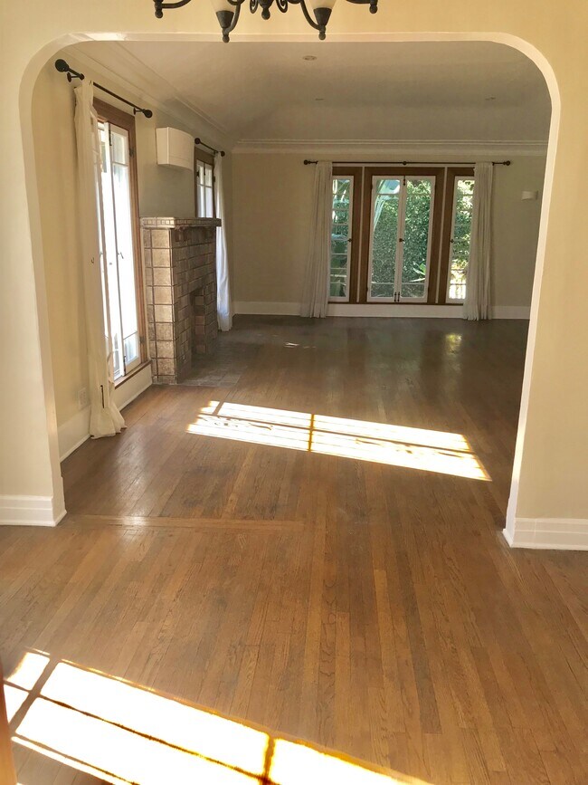 LIVING ROOM3 - 1026 Havenhurst Dr