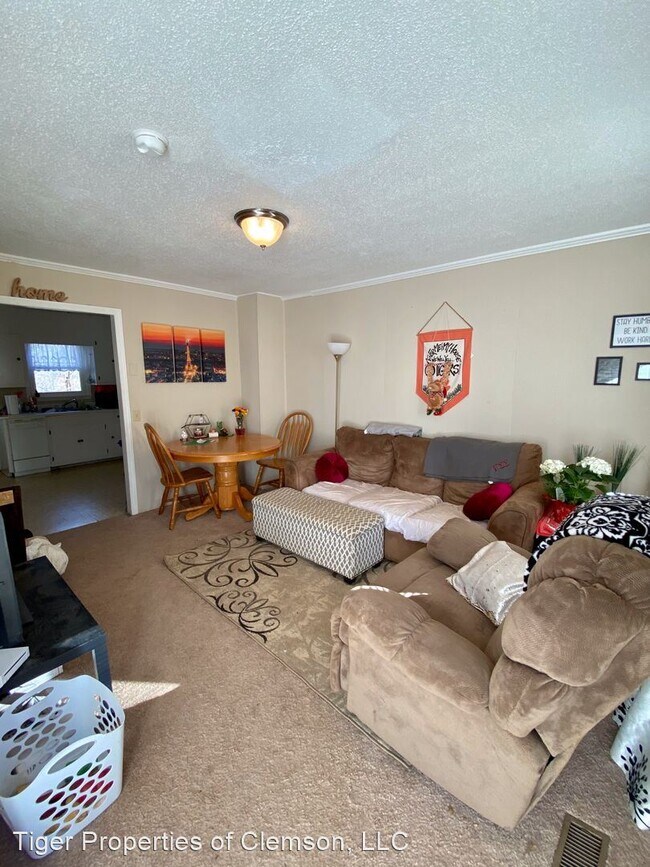 Building Photo - 2 br, 1 bath Room For Rent - 415 Lindsay Rd