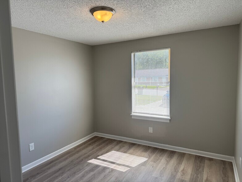 Building Photo - 3713 Village Trl