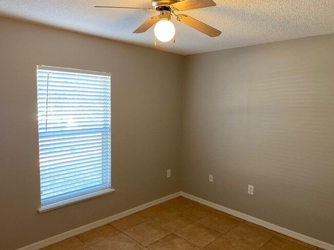 Building Photo - 1123 Breezy Knoll St