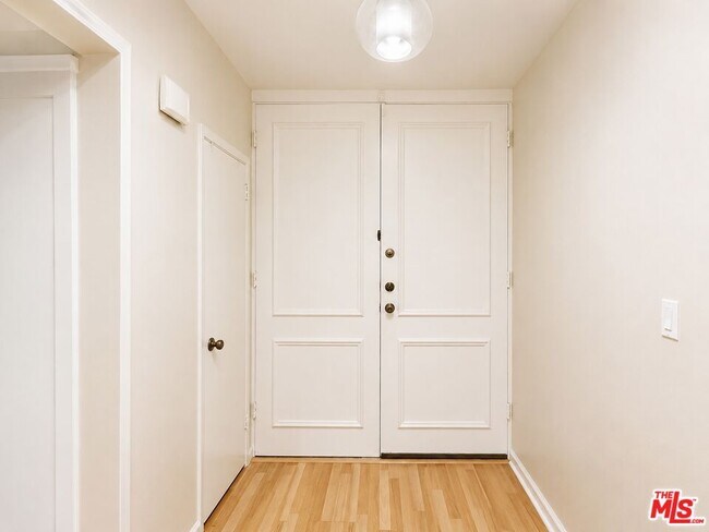 Building Photo - 5870 Green Valley Cir