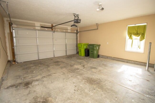 Building Photo - Beautiful 3BR/2.5BA Home with Fenced Yard, Granite Kitchen & Neighborhood Pool