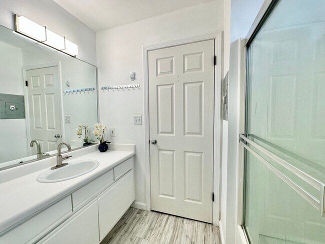 Building Photo - Epic REA: Bright Top Floor Corner Studio w...