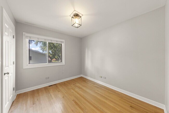 Building Photo - 10S160 Alma Ln