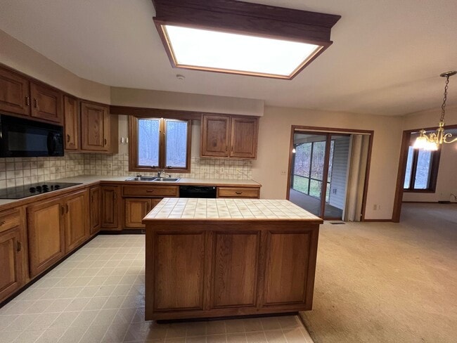 Building Photo - Large Home in Forest Hills School District