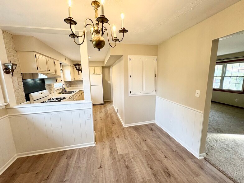 Dining/lkitchen - 1315 Book Ave