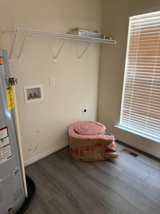 Building Photo - Move in today!