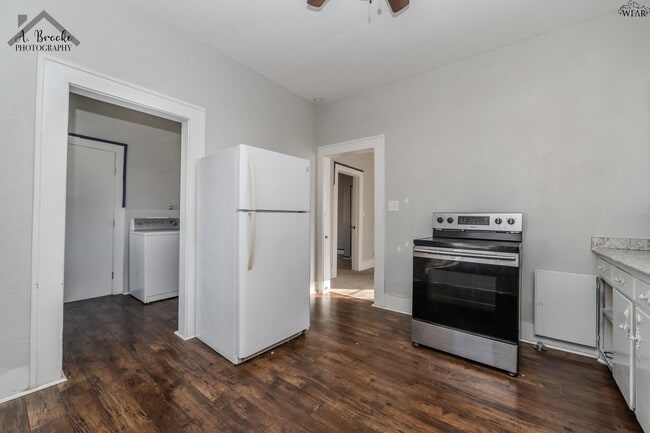 Building Photo - 603 E 4th St