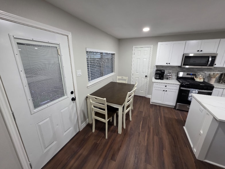 Building Photo - 704 S Kansas Ave