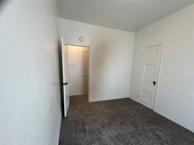 Building Photo - 1 bed, 1 bath located in Corona!