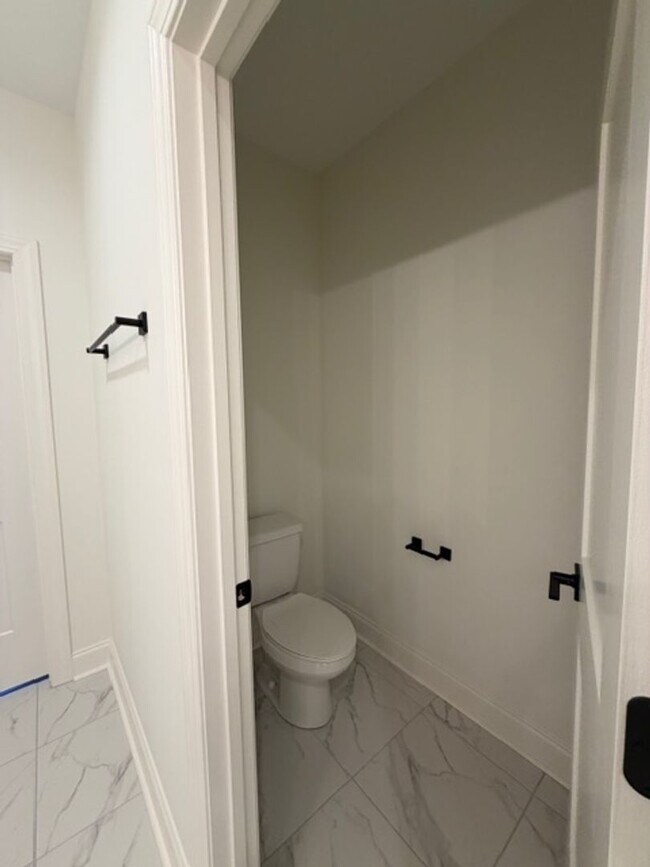 Building Photo - Maryville 37803 - 4 bedroom 3.5 bath - call Ed Johnson 865-924-5045