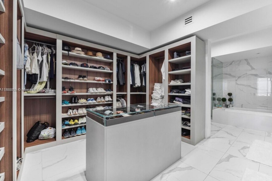 Building Photo - 5000 Island Estates Dr