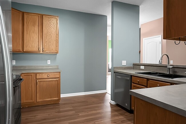 Building Photo - Lovely home in Summerville SC- Move In Spe...