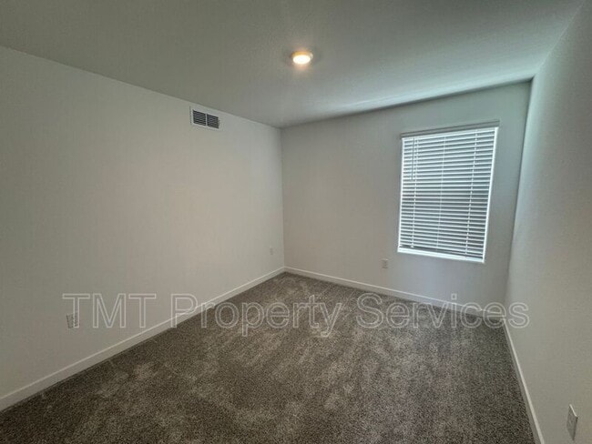 Building Photo - 867 Lk Pk Cir