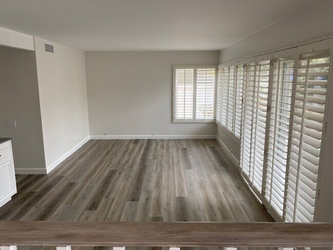 Building Photo - Welcome to this beautiful 4 bedroom home in the highly desirable "Port Streets" of Newport Beach