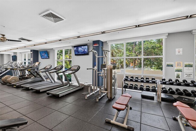 Building Photo - 2000 N Bayshore Dr