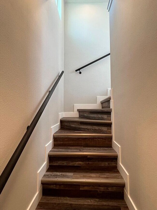 Building Photo - 3Bd/2Ba Two Story House - Available Now!