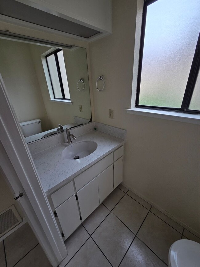 Building Photo - Available Now!! Delightful 2 bedroom, 2.5 bath condo!!