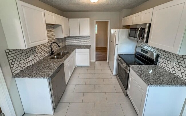 Building Photo - 3 Bed 2 Bath 2 Car Garage in Strafford MO