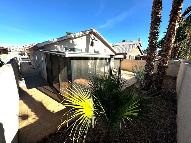 Building Photo - SINGLE STORY HOME W/ 2 BEDROOM 2 BATH 2 CA...