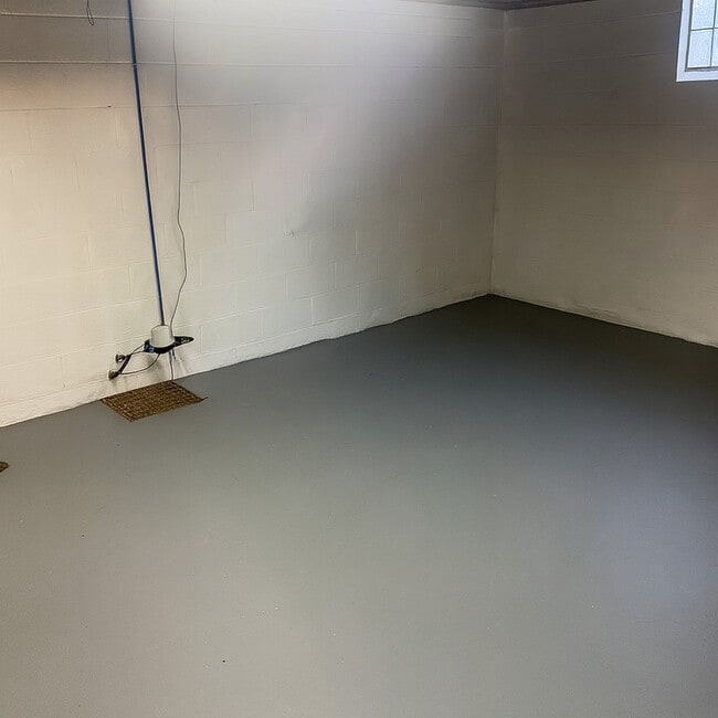 Building Photo - 2235 Ridgelawn Ave