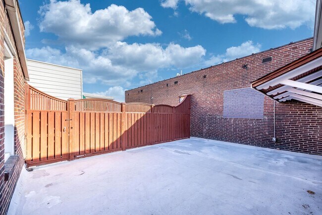 Building Photo - OPPORTUNITY KNOCKS 3 BED 1 BATH 1,400 SF ± Apartment in The Hill — Private Patio, Hardwood Floors...