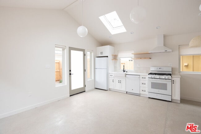 Building Photo - 4949 Sycamore Terrace