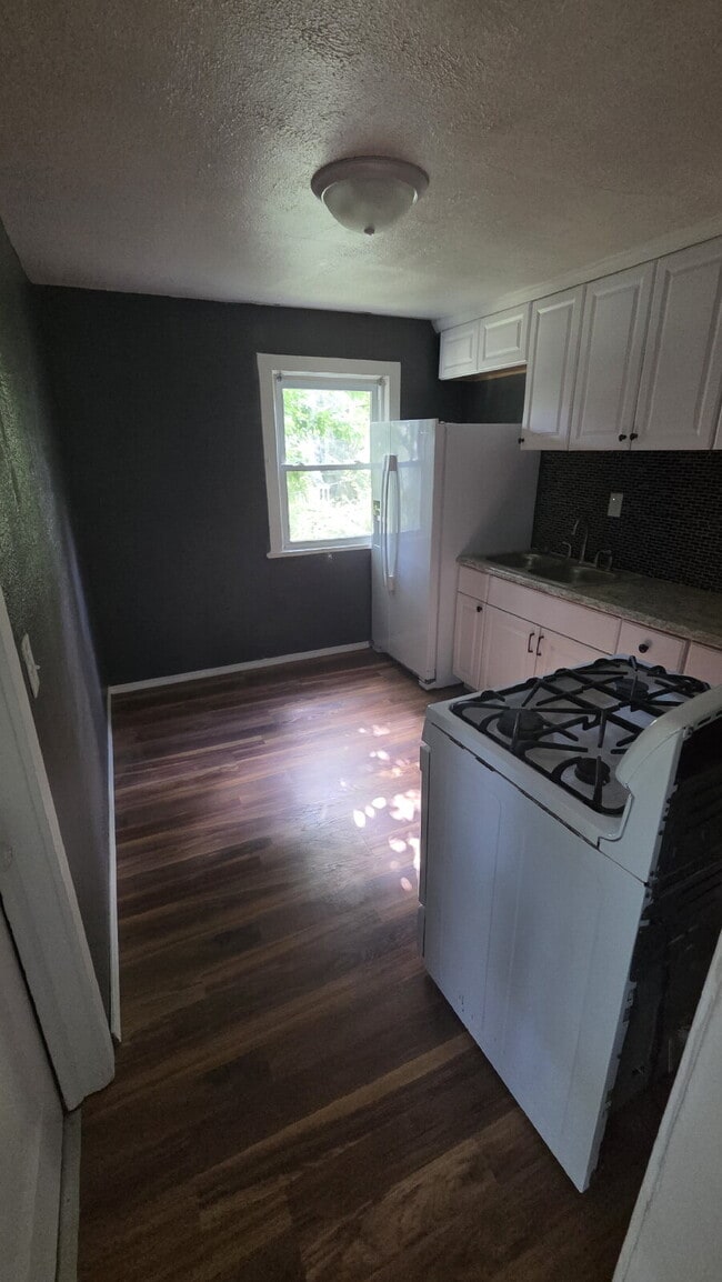Building Photo - "2-Bedroom with Air Conditioning!"