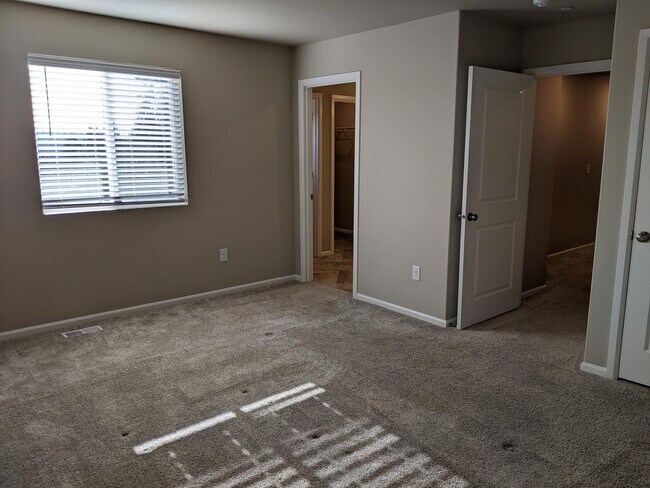 Building Photo - 4/2.5 Townhouse for rent in DuPont!