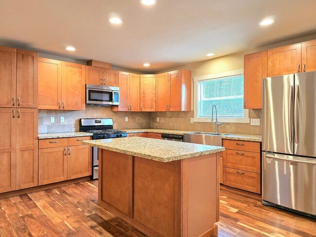 Building Photo - 3 Bedroom Home in Sedro Woolley Available Now